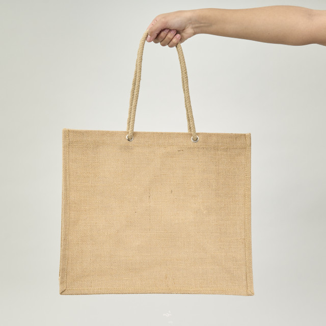 Bolsa de yute con manilla de cordón acolchado 35x40x17 (cm)