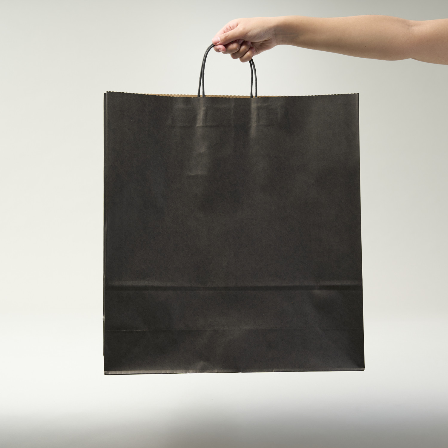 Bolsa de papel kraft negra | 48x45x15 (cm)