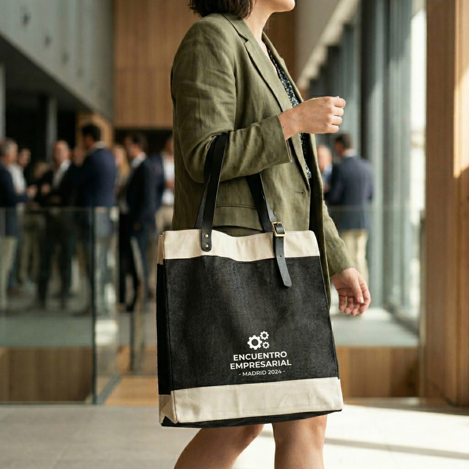 Bolsa de uso personal color negra 42x40x20 (cm)